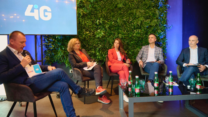Az RTL és a 4iG vezetői egy sajtóbeszélgetésen