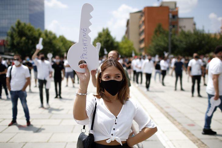 Vendéglátóipari dolgozók tüntetnek a koronavírus-válság okozta korlátozások ellen a koszovói kormány székhelye előtt Pristinában 2020. július 27-én.  EPA/VALDRIN XHEMAJ