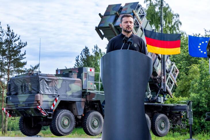Volodimir Zelenszkij ukrán elnök nyilatkozik egy németországi gyakorlótéren 2024. június 11-én. Az ukrán katonákat itt képezik ki a Patriot légvédelmi rakétarendszer kezelésére. Zelenszkij az Ukrajna támogatására szervezett nemzetközi újjáépítési konferencián vesz részt Németországban