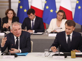 Emmanuel Macron francia elnök (j) és Francois Bayrou miniszterelnök a Donald Trump amerikai elnök által bevezetett új amerikai vámrendszer által érintett gazdasági szereplők képviselőivel tartott tanácskozáson a párizsi államfői rezidencián, az Elysée-palotában 2025. április 3-án. 