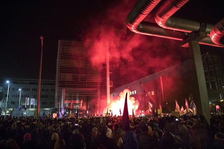 Nagyon dühösek az emberek: Magyarországgal van tele a világsajtó