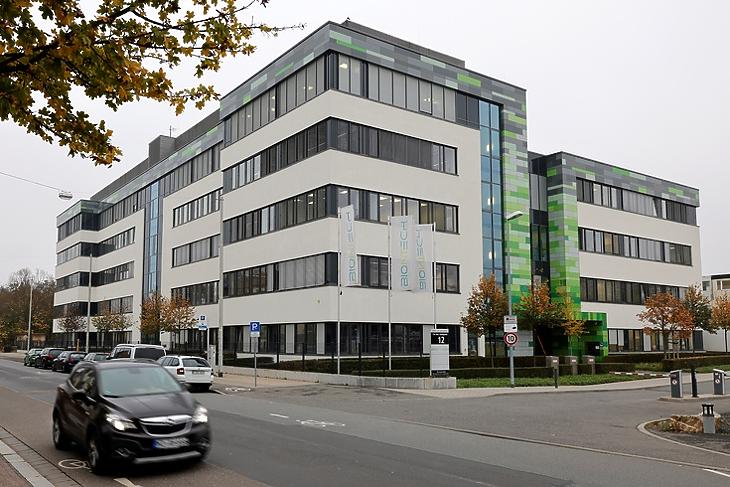 Megtalálták az ellenszert? A BioNTech egyik épülete Mainzban 2020. november 10-én. EPA/RONALD WITTEK