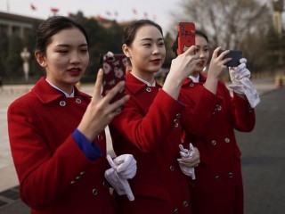 Kozmetika: kongresszusi tagok a Tiananmen téren Pekingben. EPA/WU HONG