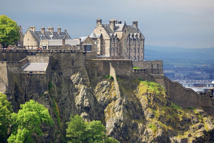 Az Edinburgh-i vár a sziklák ormán  