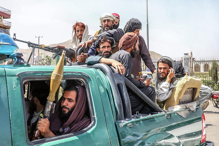 Iszlamista szélsőséges tálib fegyveresek járőröznek Kabulban 2021. augusztus 16-án. (Fotó: MTI/EPA/STRINGER)