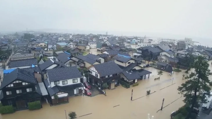A japán hatóságok több tízezer embert szólítottak fel, hogy hagyják el szombaton a földrengés sújtotta Ishikawa régiót