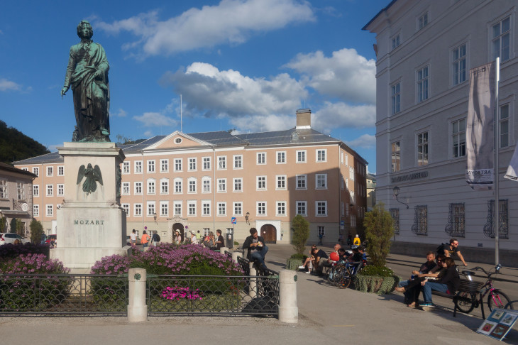Mozart-szobor a természetesen róla elnevezett téren