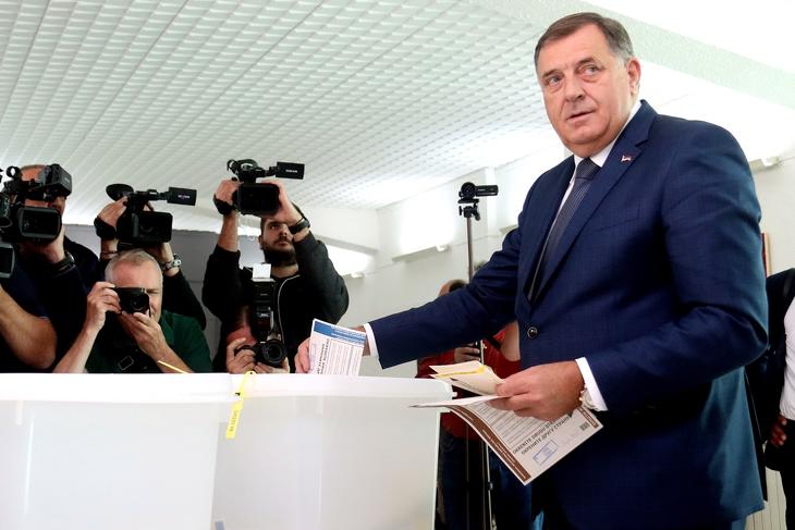 Milorad Dodik leadja szavazatát az elnökválasztáson Banja Lukában 2022. október másodikán. Fotó: EPA/ALEKSANDAR GOLIC
