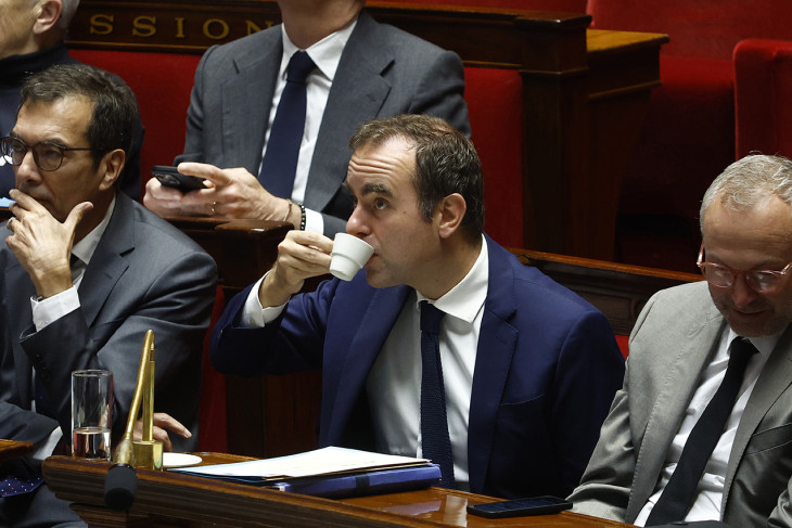 Sébastien Lecornu francia miniszterelnök kávézik, miközben felszólalást hallgat a Nemzetgyűlés ülésésén a kormánya ellen benyújtott kettős bizalmatlansági indítványról tartandó szavazás előtt Párizsban 2025. október 16-án.