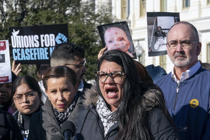 Rashida Tlaib Michigan állambeli demokrata párti képviselő beszél, amint a Gázai övezetbeli tűzszünetet követelik Izraeltől tüntetők az amerikai törvényhozás, a kongresszus washingtoni épülete, a Capitolium előtt 2023. december 14-én. Fotó: MTI/AP/J. Scott Applewhite