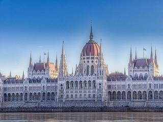 Budapesten vizsgálódik az EP-delegációja, és ezt akár eurómilliárdok is bánhatják 
