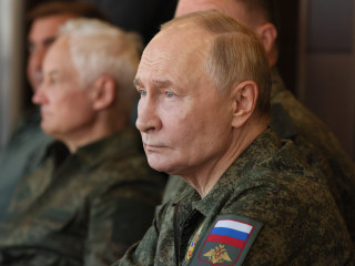 Vlagyimir Putyin orosz elnök felkeresi a Zapad-2025 fedőnevű orosz-fehérorosz hadgyakorlat színhelyét a Nyizsnyij Novgorod-i terüeleten fekvő Mulino gyakorlóterén a manőverek utosló napján, 2025. szeptember 16-án.