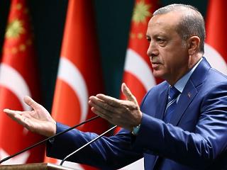 Nem tűri a kritikát: kulcsembereket vitetett el Erdogan