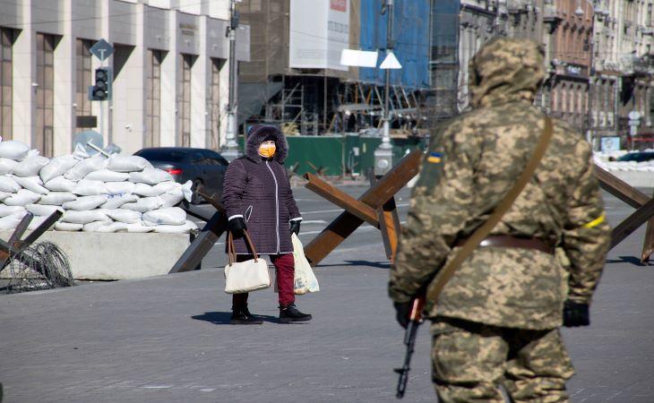 Ukrán katona és egy néni Kijevben. Fotó: Unian 
