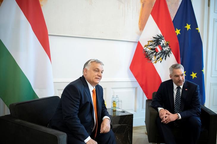 Karl Nehammer és Orbán Viktor Bécsben 2022. július 28-án. A magyar miniszterelnök megviseltnek tűnik. Fotó: MTI/Miniszterelnöki Sajtóiroda/Benko Vivien Cher