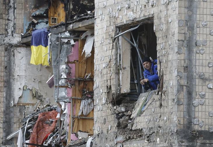 A január 2-i orosz rakétatámadásban megrongálódott egyik kijevi lakóház 2024. január 5-én. Fotó: MTI/EPA/Szerhij Dolzsenko