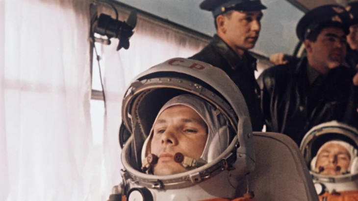 Jurij Gagarin és German Nyitov a Bajkonur Űrközpont indítóállomása felé tartanak