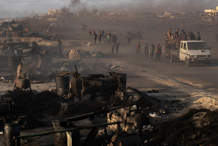 Palesztinok humanitárius segélyért tartanak egy elosztóhelyre a Gázai övezet középső részén 2025. július 3-án