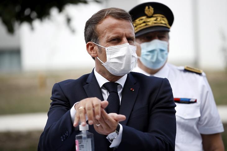 Emmanuel Macron francia elnök a kezét fertőtleníti a La Bonne Eure idősek otthonába érkezésekor a Párizstól délre fekvő Bracieux településen 2020. szeptember 22-én, a koronavírus-járvány idején. (Fotó: MTI/EPA/Yoan Valat)