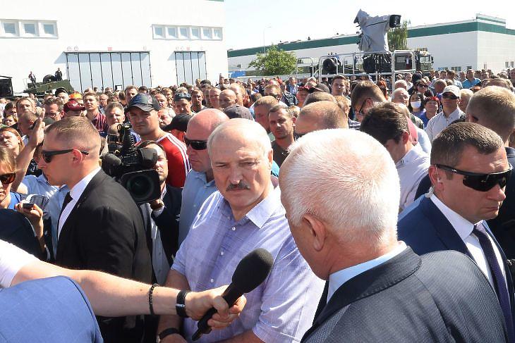 Aljakszandr Lukasenka egy minszki gyárlátogatáson 2020. augusztus 17-én. EPA/NIKOLAI PETROV