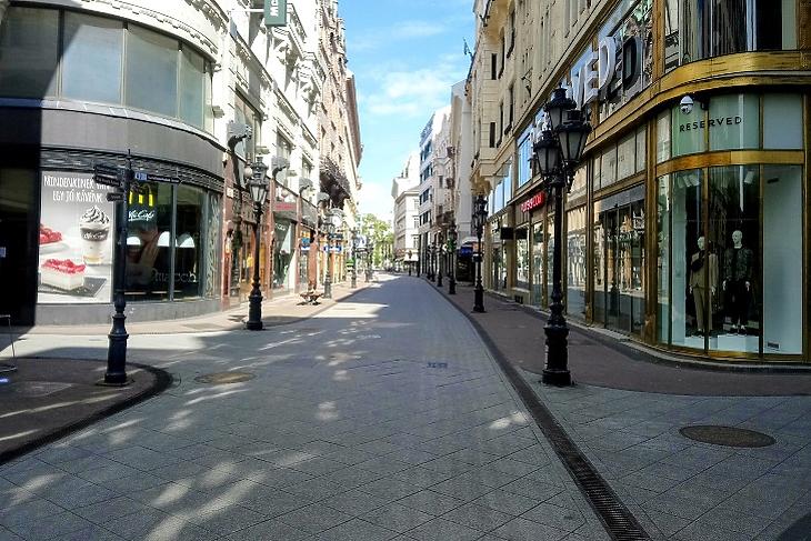 A nap képe: ilyen kihaltnak még nem láttuk a Váci utcát