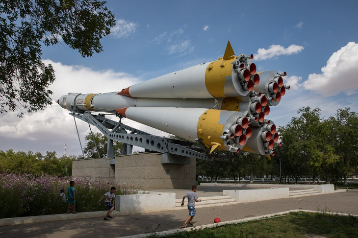 Emlékmű a  bajknuri űrkikötőnél