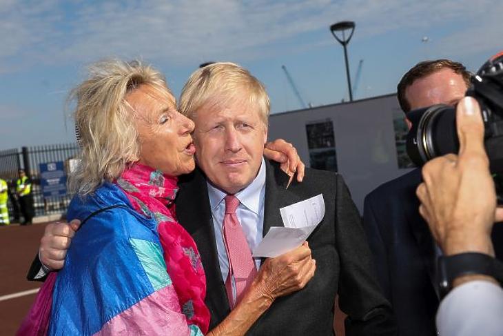 Széttépik a tagsági kártyát: nagyon érik a no deal Brexit