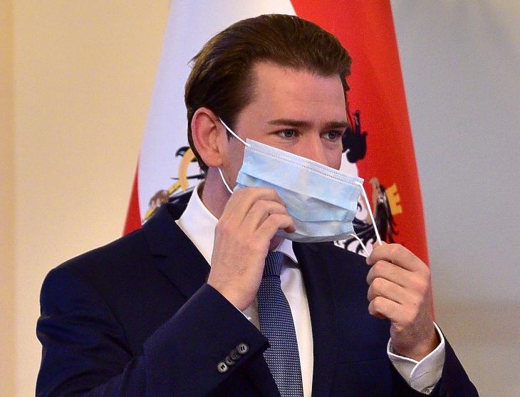 Sebastian Kurz osztrák kancellár maszkot húz. Fotó: MTI/EPA/Igor Kupljenik 