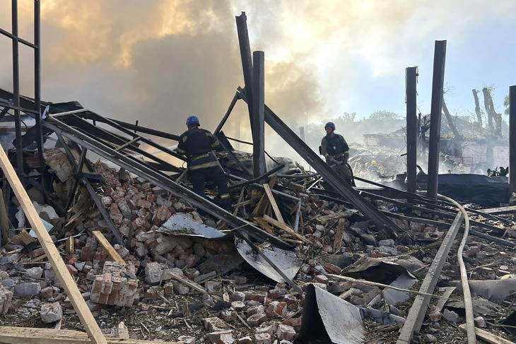 Az ukrán Állami Katasztrófavédelmi Szolgálat által közreadott képen tűzoltók dolgoznak a romok között a Krivij Rihet ért újabb orosz rakétatámadást követően 2023. szeptember 8-án. Fotó: MTI/AP/Ukrán Állami Katasztrófavédelmi Szolgálat