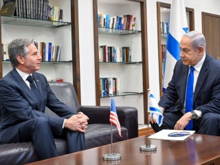 Benjámin Netanjahu izraeli miniszterelnök (j) és Antony Blinken amerikai külügyminiszter a tel-avivi Kirja katonai támaszponton 2024. január 9-én. Fotó: MTI/EPA/Izraeli kormány sajtóirodája