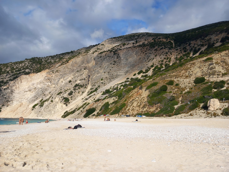 A Myrtos strandot 300 méter magas sziklák veszik körül