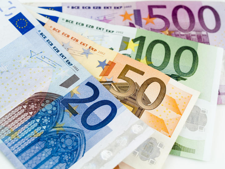 Ma is lenyomta az euró a forintot. Fotó: Depositphotos