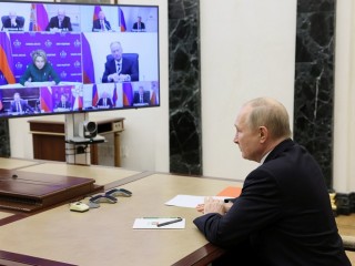Vlagyimir Putyin az orosz Biztonsági Tanács tagjaival videokonferenciázik. Fotó: EPA/MIKHAIL METZEL/KREML POOL/SPUTNIK
