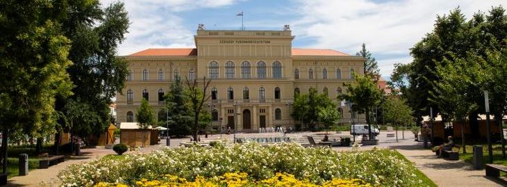 Szegeden az egyetemi oktatóknak minimum 800 ezer forint lesz a bérük