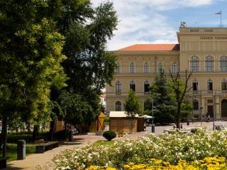 Szegeden az egyetemi oktatóknak minimum 800 ezer forint lesz a bérük