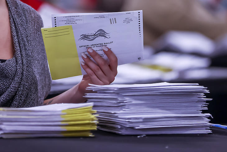 A november 3-i amerikai elnökválasztásra, valamint kongresszusi választásokra beküldött levélszavazatokat dolgozzák fel Atlantában 2020. november 4-én. (Fotó: MTI/EPA/Erik S. Lesser)