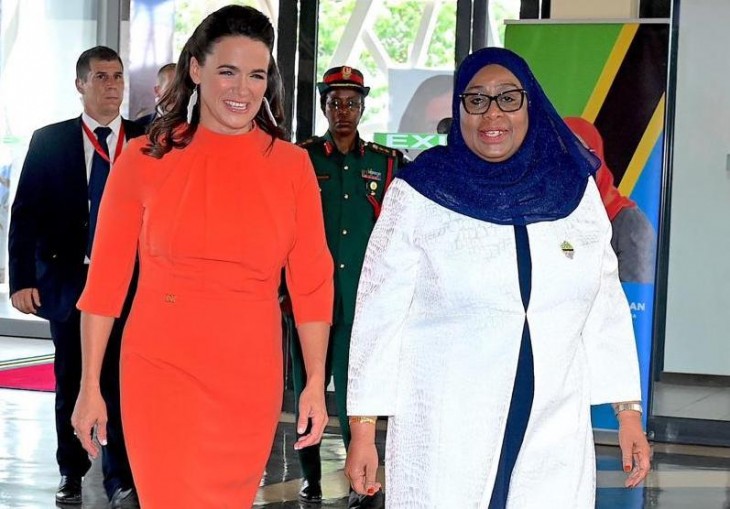 Novák Katalin köztársasági elnökként lépést tart tanzániai  vendéglátójával Samia Suluhu Hassan elnökasszonnyal