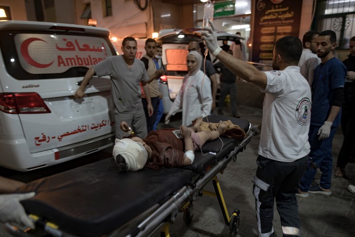 Sebesült gyereket kezelnek egy rafahi kórházban egy izraeli légitámadás után 2024. április 19-én. 