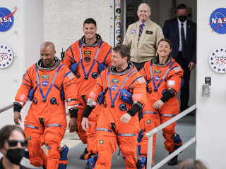 Parkolópályára állították a Hold felé tartó űrhajósokat