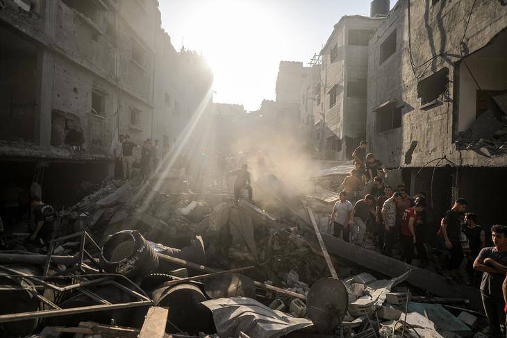 Izraeli légicsapásokban megsemmisült házak a Shati menekülttáborban a Gázai övezet nyugati részén. Fotó: EPA/HAITHAM IMAD