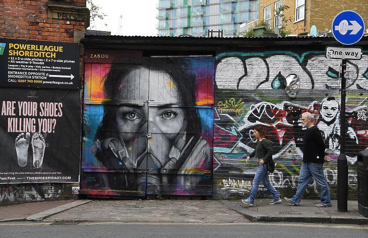 Street art London keleti részén, 2020. április 18. EPA/FACUNDO ARRIZABALAGA