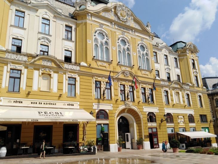 A pécsi belváros rendezett, sok házat felújítottak, magas ott a lakásbérleti díj