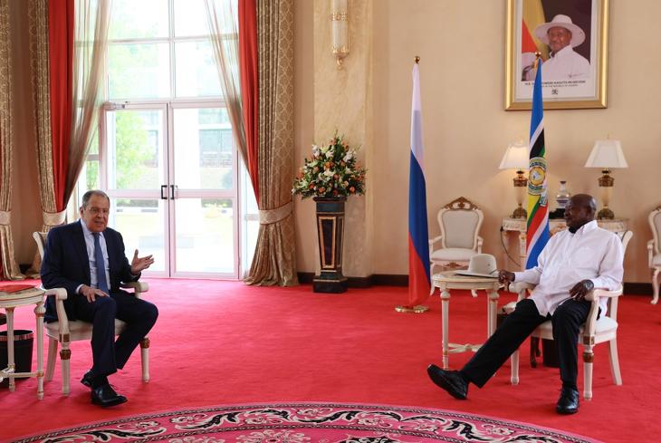 Yoweri Museveni ugandai elnök (j) Szergej Lavrov orosz külügyminisztert fogadja Entebbében 2022. július 26-án. Fotó: MTI/EPA/Orosz külügyminisztérium