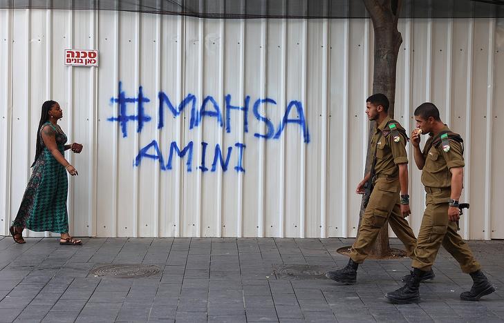 Mahsa Aminire emlékeztető felirat Jeruzsálemben. Fotó: EPA/ABIR SULTAN