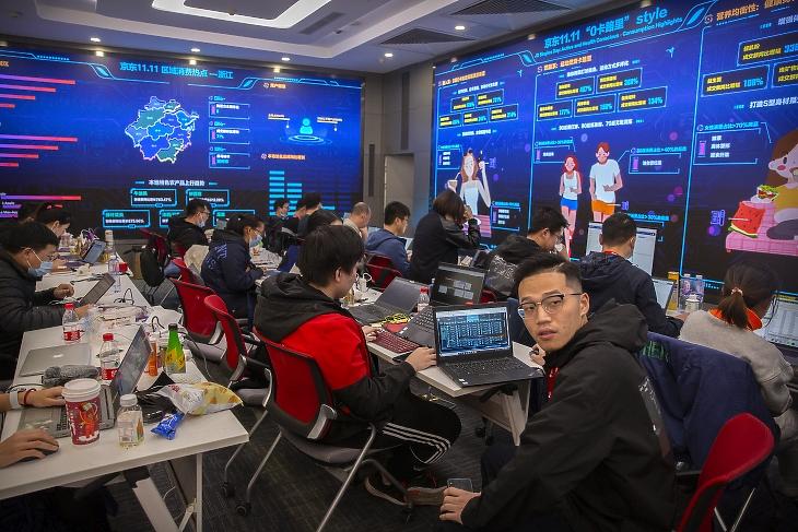 A Kína második legnagyobb e-kereskedelmi platformjának számító JD.com alkalmazottai a számítógépeiken dolgoznak a cég operációs központjában 2020. november 11-én, a szinglik, azaz az egyedülállók napján. MTI/AP/Mark Schiefelbein