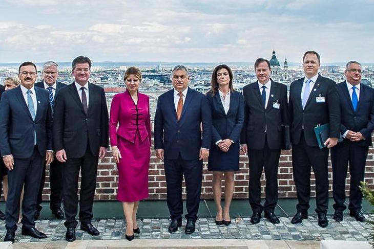 A nap képe: fenséges felhők alatt feszít Orbán Viktor