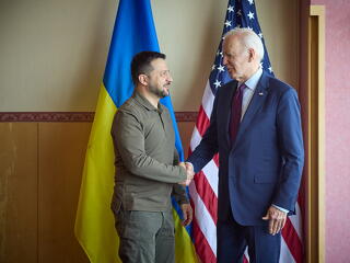 Joe Biden visszafordul az ajtóban, és még gyorsan kitömi Ukrajnát fegyverrel