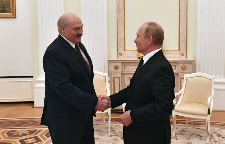 Vlagyimir Putyin orosz elnök (j) kezet fog fehérorosz hivatali partnerével, Aljakszandr Lukasenkával Moszkvában még 2021. szeptember 9-én. Fotó: MTI/EPA