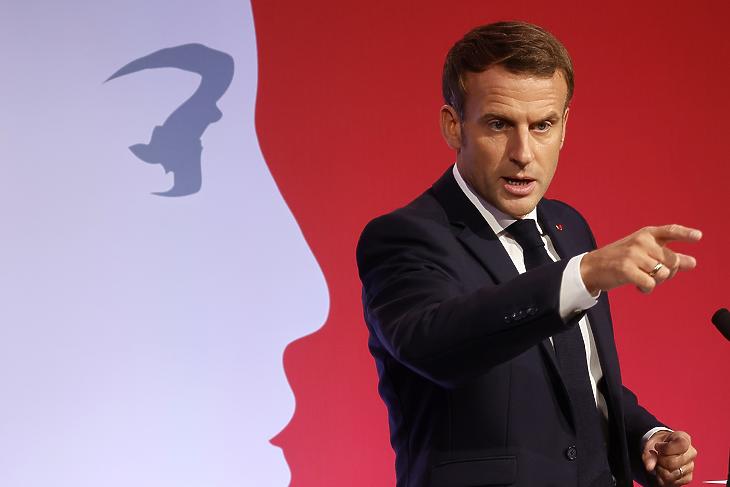 Emmanuel Macron francia elnök ismerteti a szeparatizmus elleni programját Les Mureaux-ban 2020. október 2-án. (Fotó: MTI/EPA/AFP/Ludovic Marin)