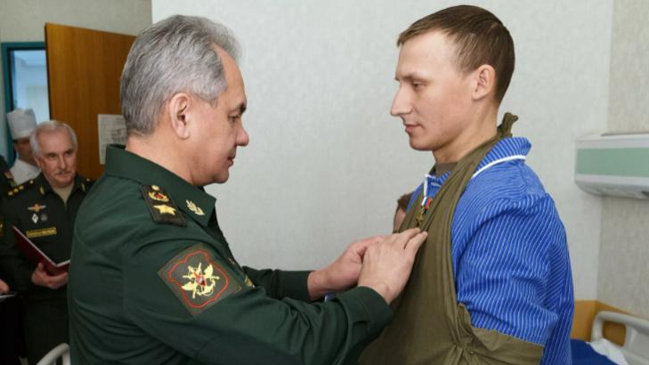Szergej Sojgu kitüntet egy sebesült orosz katonát. Fotó: Ria Novosztyi